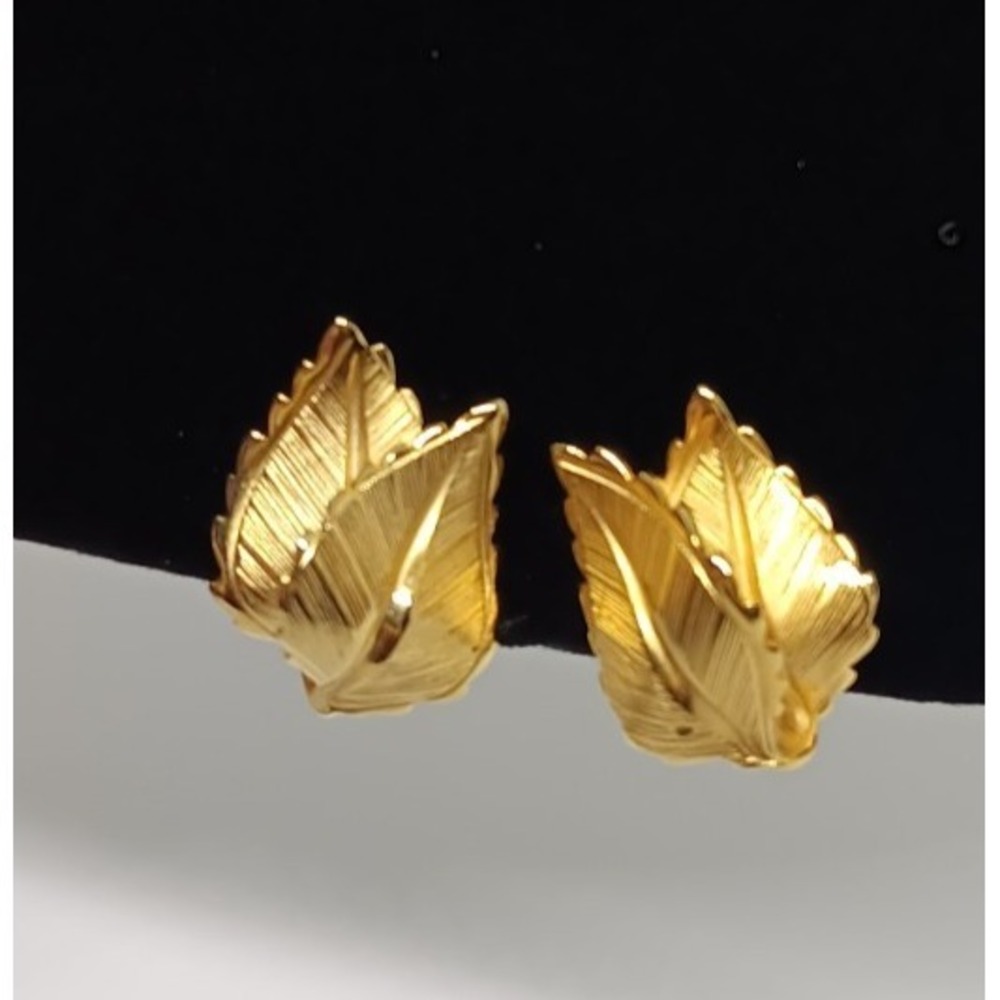 Vintage Giovanni gold tone Leaf Clip on Earrings